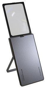 Eschenbach EasyPocket XL 78x50, 6dpt (Eschenbach, 152210, schwarz ,2,5x) Taschenlupe 'Easy Pocket', eine flache Lupe mit stabilem Kunststoffgehäuse und LED-Beleuchtung.
Die ideale Lupe für unterwegs dank der versenkbaren Linse. Mit Hilfe des integrierten, ausklappbaren Standfußes ist die Lupe auch als kleine Standlupe verwendbar.
Vergrößerung: 2,5x